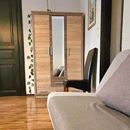 Apartment Artist *