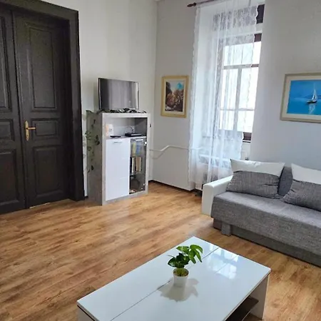 Artist Apartment *