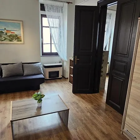 Apartment Artist *