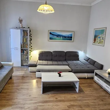 Artist Apartment *