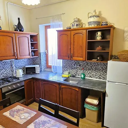 Apartment Artist *