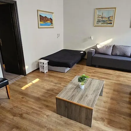 Apartment Artist *