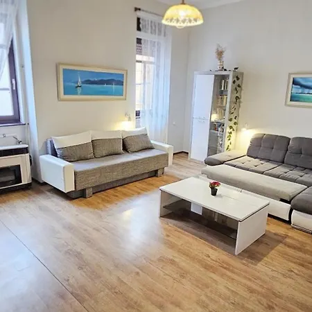 Artist Apartment *