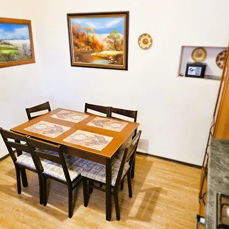 Apartment Artist *